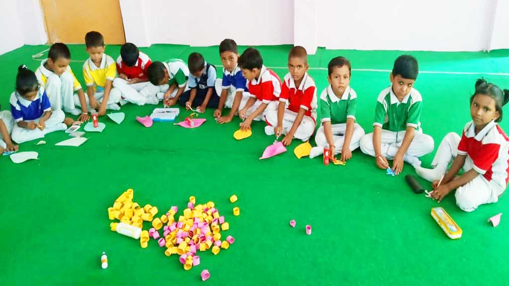 MAA RANJANA DEVI INTERNATIONAL SCHOOL KIDS MAKING CRAFT